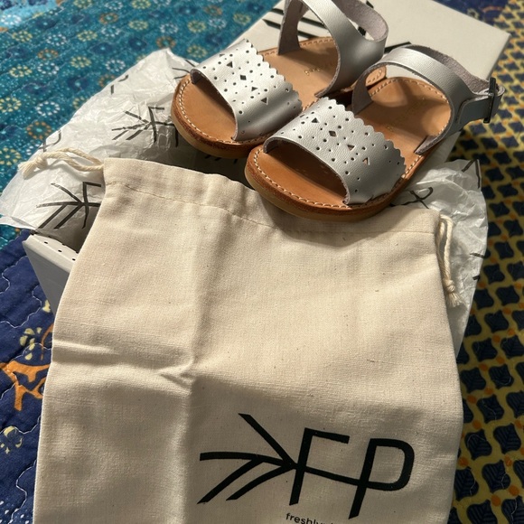 Freshly Picked Silver Laguna Sandal Size 5 New in Box - Picture 6 of 6